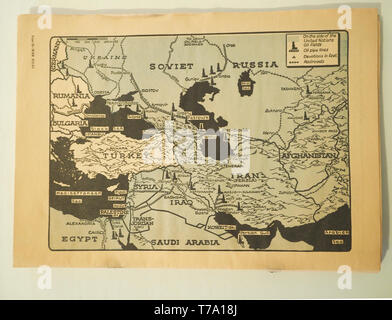 Publication éditoriale de Janvier 2, 1943 montrant les champs de pétrole, les oléoducs et les chemins de fer de l'Union soviétique, l'Europe orientale, du Moyen-Orient une Banque D'Images