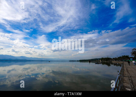 Lac Phayao Kwan ; un dans la province de Phayao, le nord de la Thaïlande. Le tir avec la règle des tiers entre fleuve, nuage, et le ciel. Banque D'Images