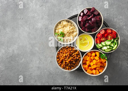 Ingrédients pour la cuisine végétarienne saine salade marocaine. Les pois chiches, la citrouille et la betterave, quinoa et légumes vue supérieure Banque D'Images