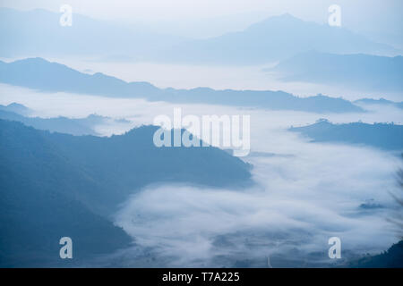 Le brouillard et les nuages la montagne, tir tourné au-dessus du ciel., en Thaïlande. Banque D'Images