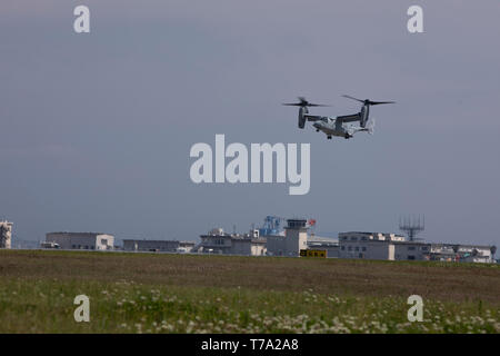 Un Corps des Marines MV-22B Osprey avec Marine à rotors basculants Support Squadron (VMM) 265 et les Marines avec 3e Bataillon, 6e Régiment de Marines, 2e Division de marines, de mener un groupe de travail air-sol marin démonstration durant la 43e Japon d'autodéfense maritime - Marine Corps Air Station Iwakuni Journée de l'amitié au MCAS Iwakuni, Japon, le 5 mai 2019. Depuis 1973, MCAS Iwakuni a tenu une seule journée air show conçu pour favoriser des relations positives et d'offrir une expérience passionnante qui affiche le soutien communautaire entre les États-Unis et le Japon. Le spectacle aérien englobe divers statique américains et japonais di Banque D'Images