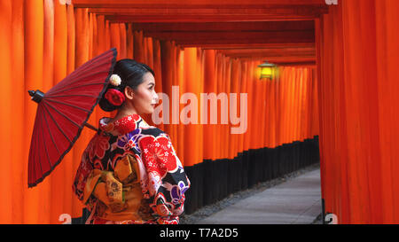 Les femmes en kimonos traditionnels japonais balade au Sanctuaire Fushimi Inari à Kyoto, Japon, Kimono femme et parapluie, Kyoto Banque D'Images