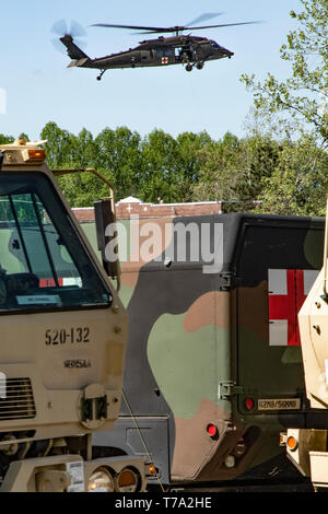 Des soldats de la réserve de l'armée américaine effectuer un palan l'extraction d'une victime simulée dans une zone avec un produit chimique, biologique, radiologique ou nucléaire contamination à Muscatacuck l'entraînement en milieu urbain, près de l'Butlerville, Ind., le 5 mai 2019. 19 Réponse d'un tuteur est un programme conjoint, d'un entraînement contrôlé par l'armée américaine réserver 78e Division de la formation et comprend plus de 9 000 militaires de partout au pays. L'exercice à l'épreuve la capacité de l'armée américaine pour réagir à une substance chimique, biologique, radiologique, ou une catastrophe nucléaire dans le cadre de l'appui de la défense de l'autorité civile Banque D'Images