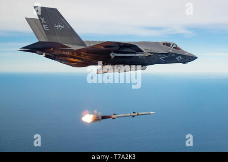 EDWARDS AIR FORCE BASE, en Californie (janv. 24, 2019) La marine américaine le Lieutenant Daniel 'Bébé' Armenteros, projet pilote d'un F-35C Lightning II affecté à la base aéronavale de China Lake, d'essai et d'évaluation de l'air neuf (l'Escadron VX-9), effectue le premier test de tir réel d'un missile AIM-120 publié sur le plan opérationnel Joint Strike Fighter. La moyenne avancée range air-to-air missile a été libéré de l'altitude d'armes internes sur une baie de stockage contrôlé d'essais en mer dans l'océan Pacifique dans le cadre des efforts déployés par la 412e Escadre de Test et Test de fonctionnement joint à l'équipe de Edwards Air Force Base. (U.S. Photo de l'Armée de l'air Banque D'Images