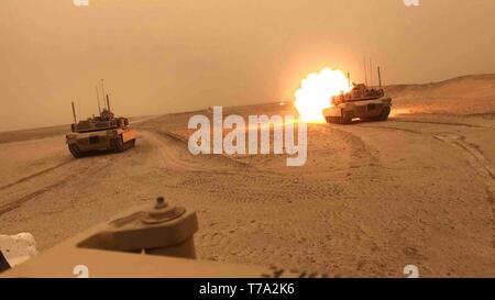 La Marine américaine M1A1 des chars de combat avec la 22e Marine Expeditionary Unit pour écran taux d'armes à feu lors d'un peloton de chars entraînement au tir. L'équipage du réservoir le réservoir et deux trois armes, la compagnie a signé pour bénéficier de formation chefs de chars. Marines et de marins avec la 22e MEU et groupe amphibie Kearsarge sont déployés à la 5e flotte zone d'opérations à l'appui des opérations navales pour assurer la stabilité et la sécurité maritime dans la région Centrale, reliant la Méditerranée et le Pacifique à travers l'ouest de l'Océan indien et trois points d'étranglement stratégiques. (U.S. Marine Corps photo par le Cpl. Nich Banque D'Images