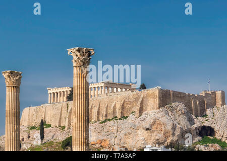 Temple de l'Olympe Zeus et l'Acropole à Athènes, Grèce. Banque D'Images