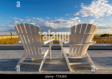 Chaises de plage à Cape Cod plage au coucher du soleil, Cape Cod, Massachusetts, États-Unis. Banque D'Images