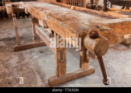 Vue détaillée de vice en bois à un autoportant utilisé workbench. Banque D'Images