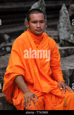 Le moine bouddhiste visitant Angkor Wat Banque D'Images