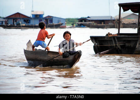 Les enfants de la voile sur le lac de Tonle Sap Banque D'Images