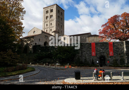 Vue extérieure de l'entrée principale du cloître a rencontré.Le Metropolitan Museum of Art Fort Tryon Park.Washington Heights.Manhattan.New York City.USA Banque D'Images