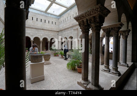 L'intérieur du cloître de Saint-Guilhem rencontré Cloisters museum.Metropolitan Museum of Art de New York City Manhattan..USA Banque D'Images