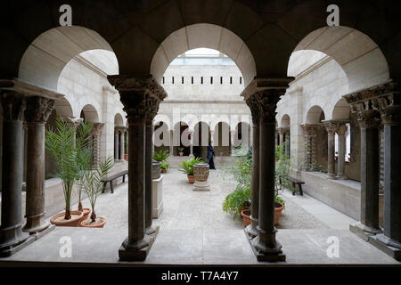 L'intérieur du cloître de Saint-Guilhem rencontré Cloisters museum.Metropolitan Museum of Art de New York City Manhattan..USA Banque D'Images