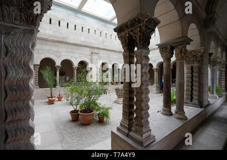 L'intérieur du cloître de Saint-Guilhem rencontré Cloisters museum.Metropolitan Museum of Art de New York City Manhattan..USA Banque D'Images