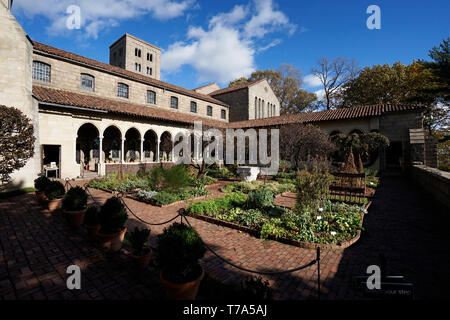 Bonnefont cloître et jardin de fines herbes dans le Cloisters museum.Metropolitan Museum of Art.Manhattan.New York City.USA Banque D'Images