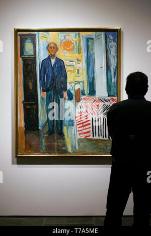Self Portrait : entre l'horloge et le lit d'Edvard Munch avec les visiteurs dans le Musée Munch d'Oslo,Norvège. Banque D'Images
