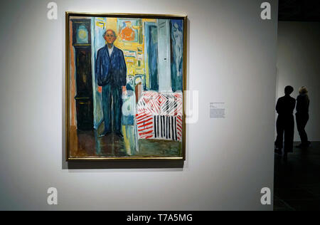 Self Portrait : entre l'horloge et le lit d'Edvard Munch avec les visiteurs dans le Musée Munch d'Oslo,Norvège. Banque D'Images