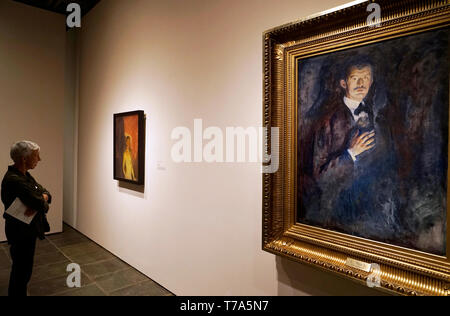 Un visiteur en face de l'Autoportrait avec la cigarette (1895) d'Edvard Munch dans la collection de Nasjonalmuseet for Kunst, Arkitektur og Design.Oslo Norvège. Banque D'Images