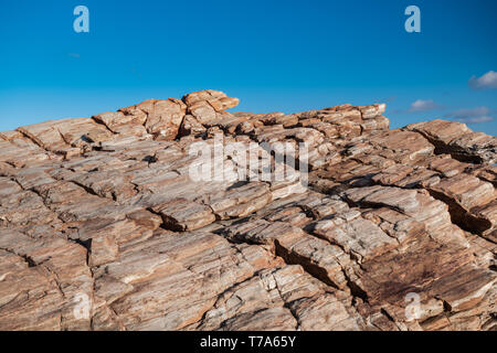 La texture des rochers étranges boulder nook sombre et de couleurs chaudes avec l'éclairage. Banque D'Images