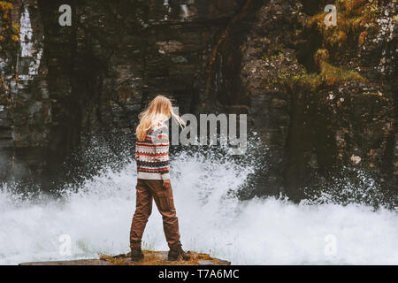 Voyageant en solo femme vacances de plein air d'aventure active healthy lifestyle explorer river canyon en Suède Banque D'Images