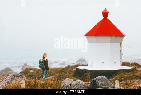 Femme marche sur la mer de brouillard phare voyageant en solo l'aventure de plein air parcours de vie scandinave Banque D'Images