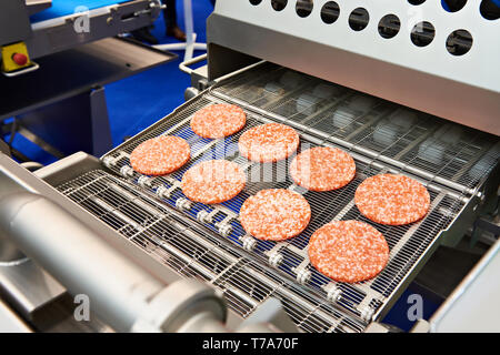 Morceaux de viande hachée sur un tunnel de panure humide Banque D'Images