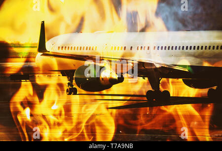 La turbine de combustion du moteur d'avion, le feu et la fumée, vue de la piste de l'aéroport. Banque D'Images