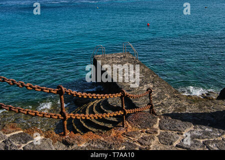 Jetée de baignade fait de roches volcaniques à Playa Blanca, Lanzarote Banque D'Images