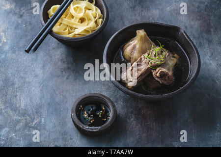 Bak kut teh ou sensibilité des côtes de porc dans la soupe aux herbes, la cuisine asiatique, copy space Banque D'Images