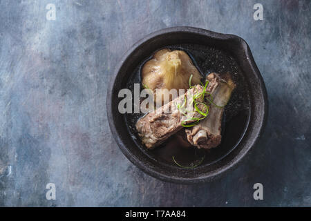 Bak kut teh soupe chinoise ou des côtes de porc dans la soupe de fines herbes Banque D'Images