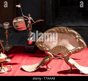 Objets de collection en vente au marché du jeudi à Séville Banque D'Images