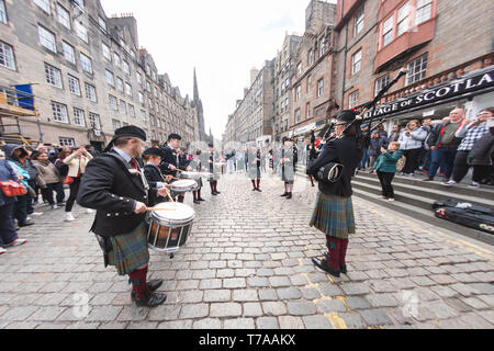 Sun le 5 mai 2019. Edinburgh, Royaume-Uni. Un pipe band écossais joue sur l'historique Lawnmarket comme partie de la ville est la première ouverture de l'événement dans les rues. Banque D'Images