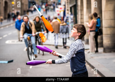 Sun le 5 mai 2019. Edinburgh, Royaume-Uni. Un jeune jongleur sur Edinburgh's Royal Mile dans le cadre du premier événement rues ouvertes. Banque D'Images