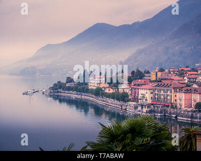 Image d'une vue panoramique de Cannero Riviera au Lac Majeur en Italie sur un jour nuageux brouillard Banque D'Images