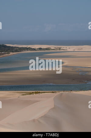 Les champs de dunes côtières Alexandrie avec la mer au loin, près de l'Addo / Colchester sur la Sunshine Coast en Afrique du Sud. Banque D'Images