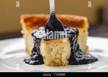 La base d'amandes de cajou et cheesecake vegan avec sauce aux bleuets Banque D'Images