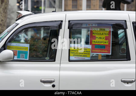 Taxi de protestation devant le Parlement. La place du Parlement, Westminster, Londres. 22 Mars 2019 Banque D'Images