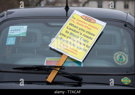 Taxi de protestation devant le Parlement. La place du Parlement, Westminster, Londres. 22 Mars 2019 Banque D'Images