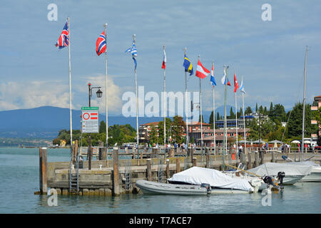 Vue du port de Sirmione sur le lac de Garde - Italie. Banque D'Images