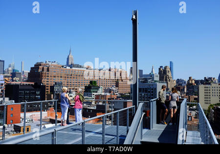 Visiteurs à escaliers extérieurs et terrasse de Whitney Museum of American Art avec Meatpacking et Chelsea en arrière-plan.New York City.USA Banque D'Images