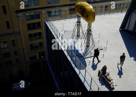 Les visiteurs sur la terrasse du Whitney Museum of American Art avec des morceaux d'art dans Meatpacking district. New York City.USA Banque D'Images