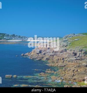 Une vue d'une falaise côtière en direction de Hugh Town. Un paysage photographie prise sur St Mary's, les Îles Scilly. Banque D'Images