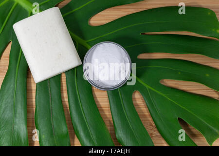 Les contenants de médicaments génériques, de beauté à base de plantes régime végétalien, propres produits, zéro déchet et durable. De haut en bas tourné, thème naturel minimal Banque D'Images