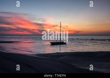 Beau coucher du soleil ou à l'aube dans l'Île de Holbox Péninsule du Yucatan au Mexique. Banque D'Images