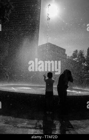 Enfants jouant avec de l'eau dans une fontaine à l'Alameda Central Park. La ville de Mexico. Banque D'Images