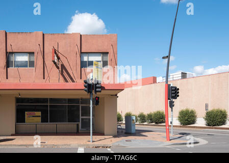 Un espace de vente au détail sur l'un des rues dans le détail des Nouvelles Galles du Sud ville de Singleton, Australie Banque D'Images