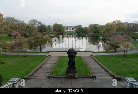 Cleveland, Ohio/USA - Mai 1, 2019 : sur les marches de la Wade Park Lagoon avec la statue en premier plan et le Cleveland Museum of Art de la dista Banque D'Images