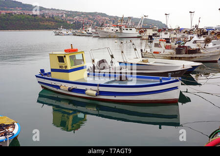 KOPER, SLOVÉNIE -12 avr 2019- Vue sur les bateaux dans la Marina de Koper Koper (Pristanisce) dans la mer Adriatique à Koper (Capodistria), Slovénie. Banque D'Images