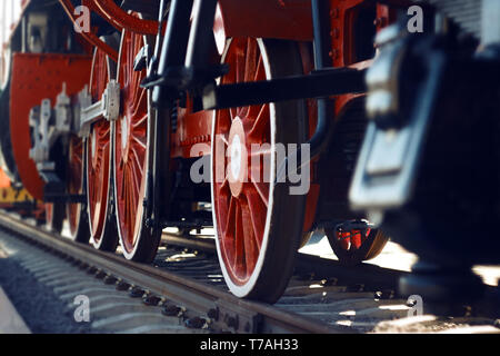 Les roues rouges d'une vieille locomotive à vapeur d'époque, activement utilisé dans le 20e siècle, et aujourd'hui un modèle d'exposition dans le musée. Banque D'Images