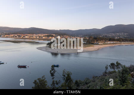 Côte de l'hôtel de ville de Vigo, avec ses plages de sable blanc et des plages de tailles différentes. En face de ces sables vous pouvez voir la ville o Banque D'Images